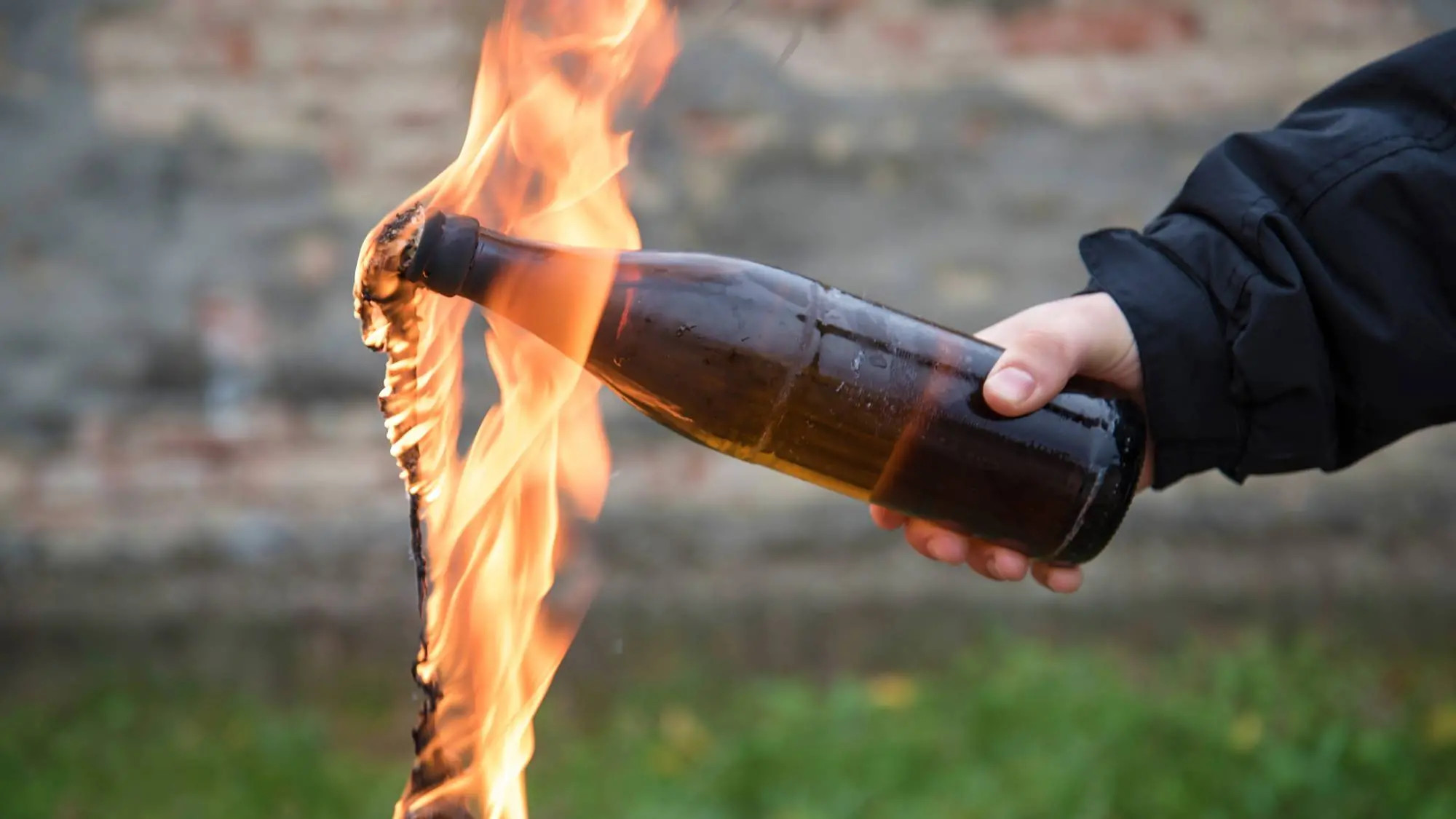 O que é coquetel molotov? Saiba a origem do artefato utilizado na ...